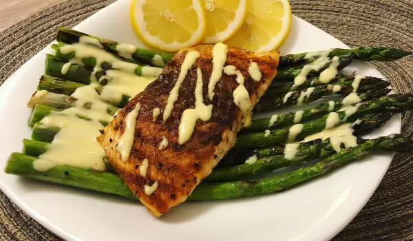 Grilled Salmon and Asparagus with Hollandaise Sauce
