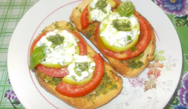 Sandwiches with Tomatoes, Peppers and Basil Pesto