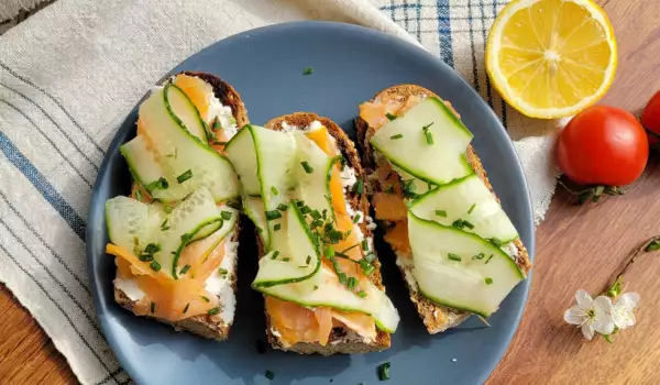 Cold Sandwich with Salmon and Cucumber