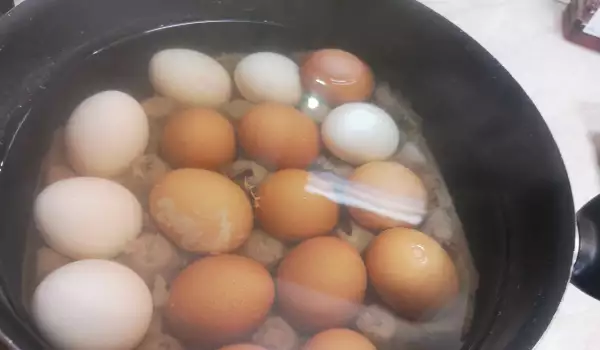 How to Cook Hard Boiled Eggs Without Cracking