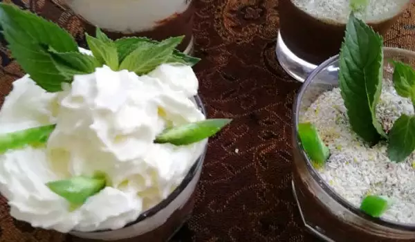 Homemade Chocolate Cream with Pomelo and Mint