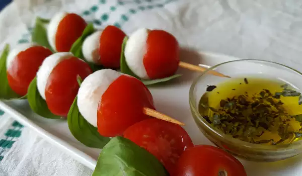 Skewers with Cherry Tomatoes and Mozzarella