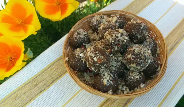 Raw Sweet Balls with Coconut Oil and Nuts