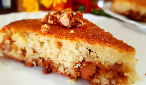 Cake with Semolina and Caramelized Almonds