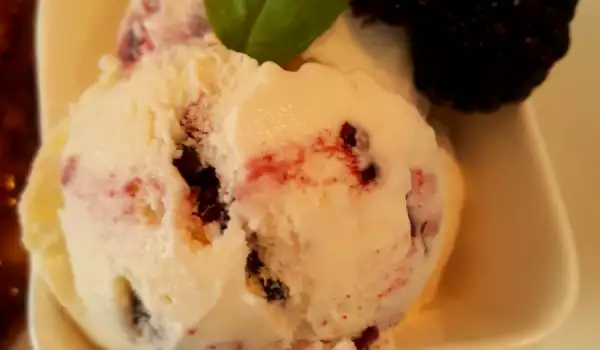 Quick Ice Cream with Blackberries