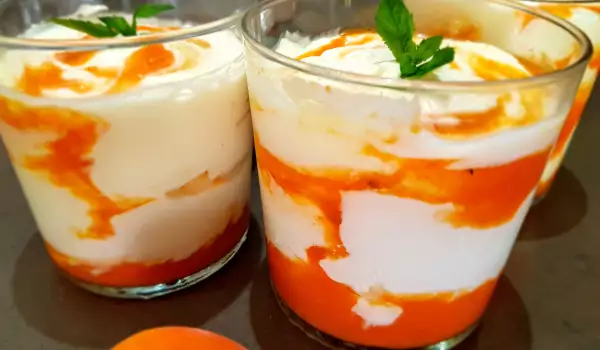 Ice Cream with Mascarpone and Apricots