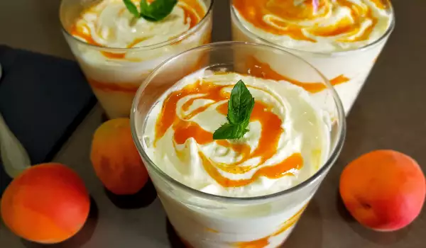 Ice Cream with Mascarpone and Apricots