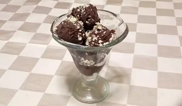 Homemade Chocolate Ice Cream with Cream