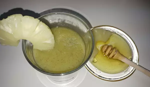 Kiwi and Pineapple Smoothie