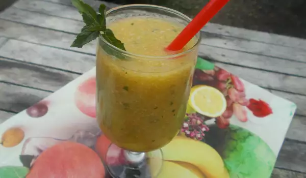 Summer Smoothie with Melon, Cucumber and Apricot