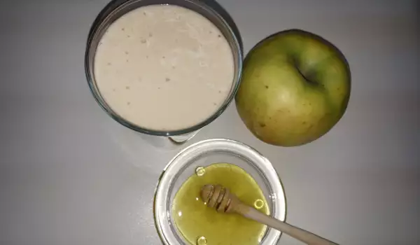 Apple and Banana Smoothie