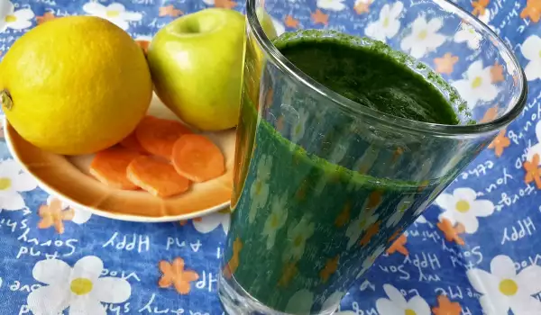 Green Smoothie with Spinach and Apple