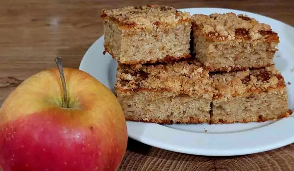 Easy and Juicy Apple Cake