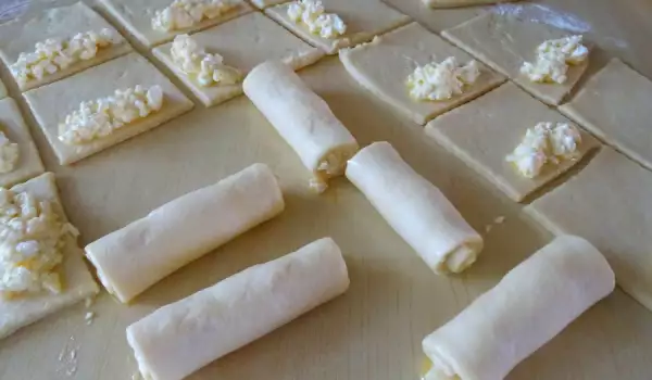 Crackers with Yoghurt and Feta