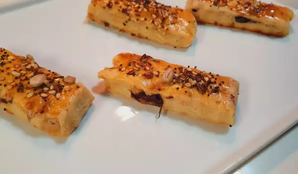 Delicious Crackers with Cream Cheese and Olives