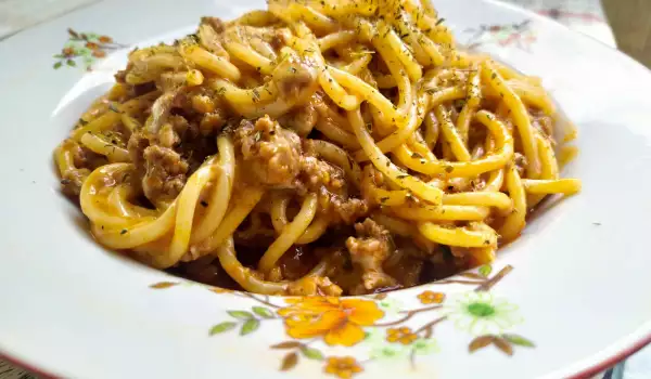 Spaghetti with Tomato and Wine Sauce