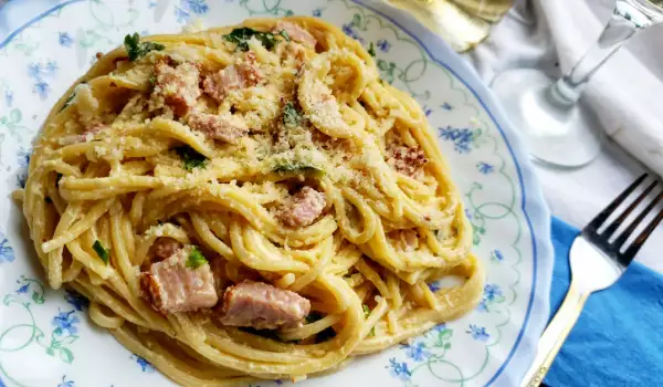 Spaghetti Carbonara with Bacon and Cream