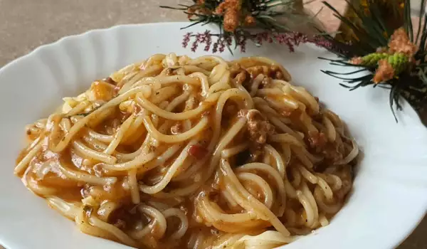 Spaghetti with Pine Nuts and Ground Turkey