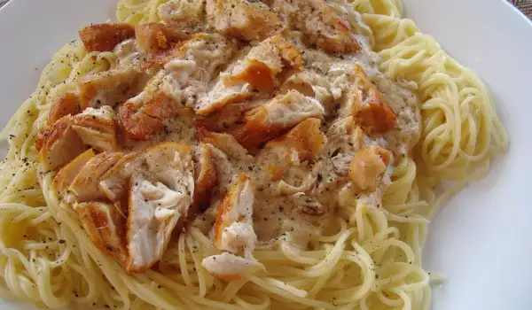 Spaghetti with White Sauce and Chicken