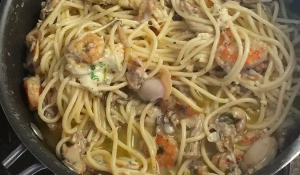 Spaghetti with Oysters and Shrimp