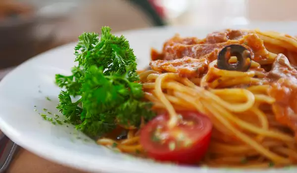 Spaghetti with Tuna and Dried Olives