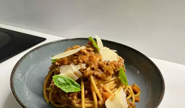 Spaghetti Bolognese According to an Original Italian Recipe