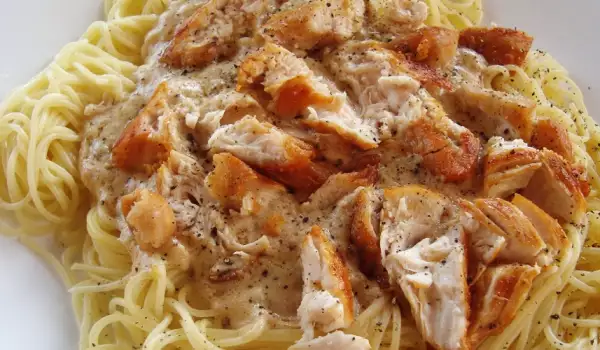 Spaghetti with White Sauce and Chicken