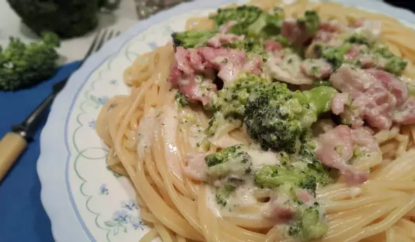 Spaghetti with Broccoli and Bacon
