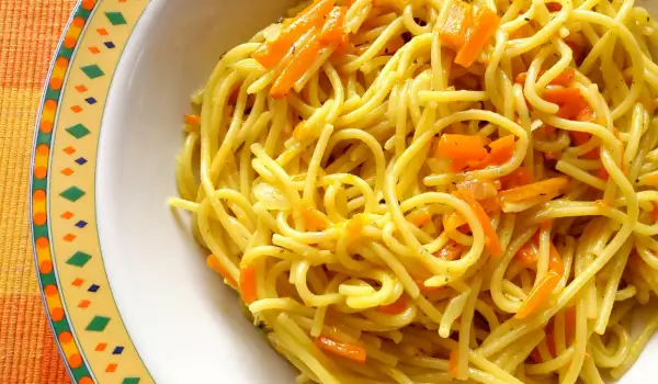 Spaghetti with Turmeric, Basil and Carrots