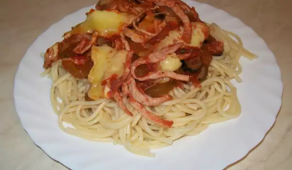 Spaghetti with Chicken Fillet and Tomato Sauce