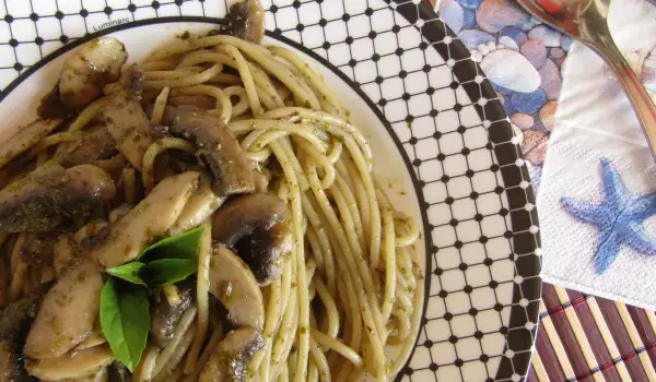 Spaghetti with Mushrooms and Pesto