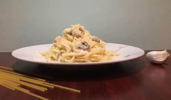 Spaghetti with Chicken, Mushrooms and Cream Sauce