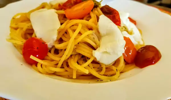 Spaghetti with Cherry Tomatoes and Mozzarella