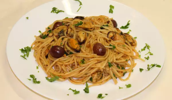 Spaghetti with Mussels and Pesto