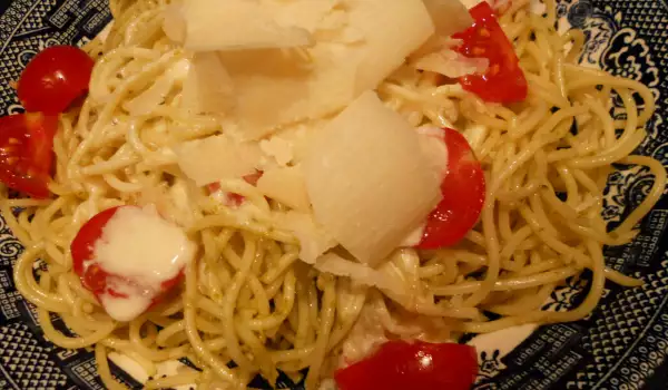 Spaghetti with Pesto and Tomatoes