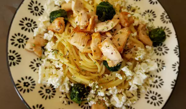 Spaghetti with Chicken, Spinach and White Cheese