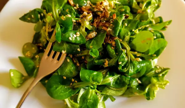 Spinach Salad with Seeds