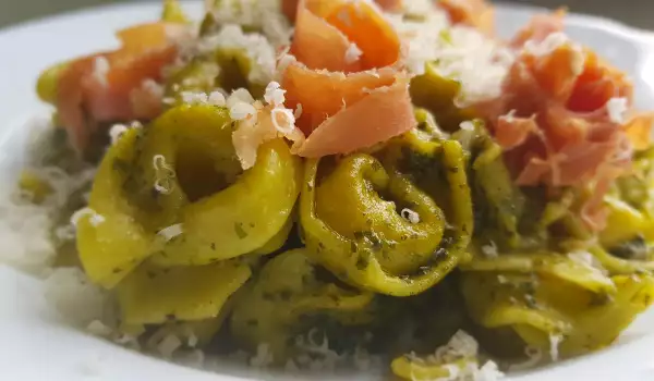 Spinach Tortellini with Prosciutto and Basil Pesto