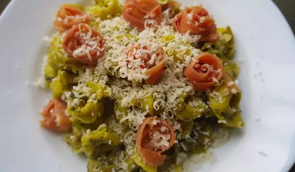 Spinach Tortellini with Prosciutto and Basil Pesto