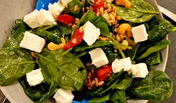 Spinach Salad with Cashews and Strawberries
