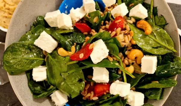 Spinach Salad with Cashews and Strawberries
