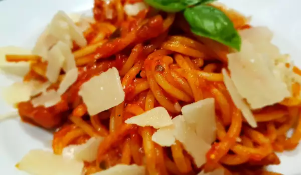 Mediterranean Spaghetti with Tomatoes