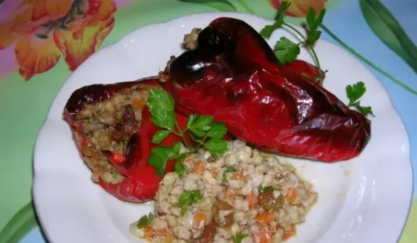 Stuffed Peppers with Raisins and Wheat