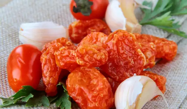 Sun-dried tomatoes are rich in iron