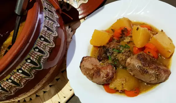 Pork Cheeks with Vegetables in a Clay Pot
