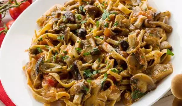 Tagliatelle with Mushrooms, Bacon and Tomato Sauce