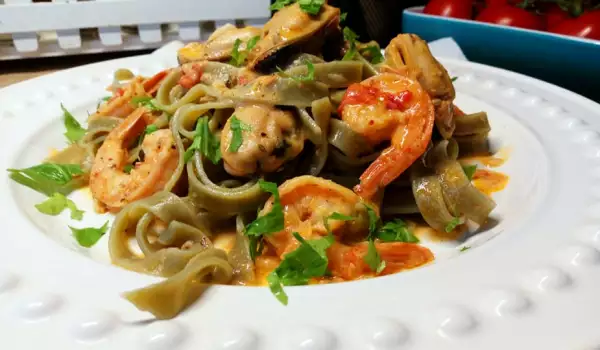 Tagliatelle with Seafood and Cream