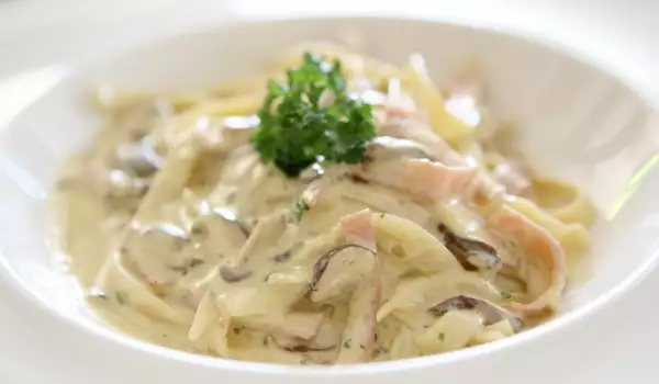 Creamy Tagliatelle with Blue Cheese and Mushrooms