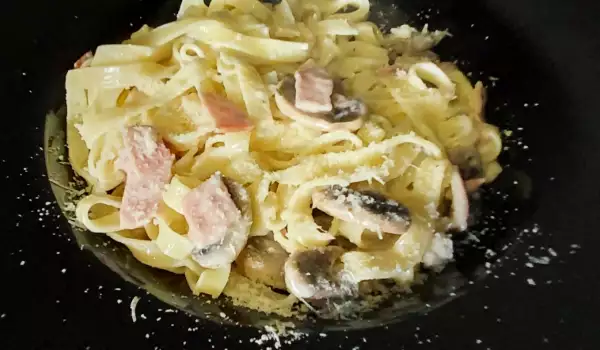 Tagliatelle with Cream, Ham and Mushrooms