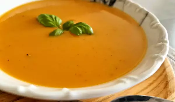 Spicy Pumpkin Cream Soup with Basil